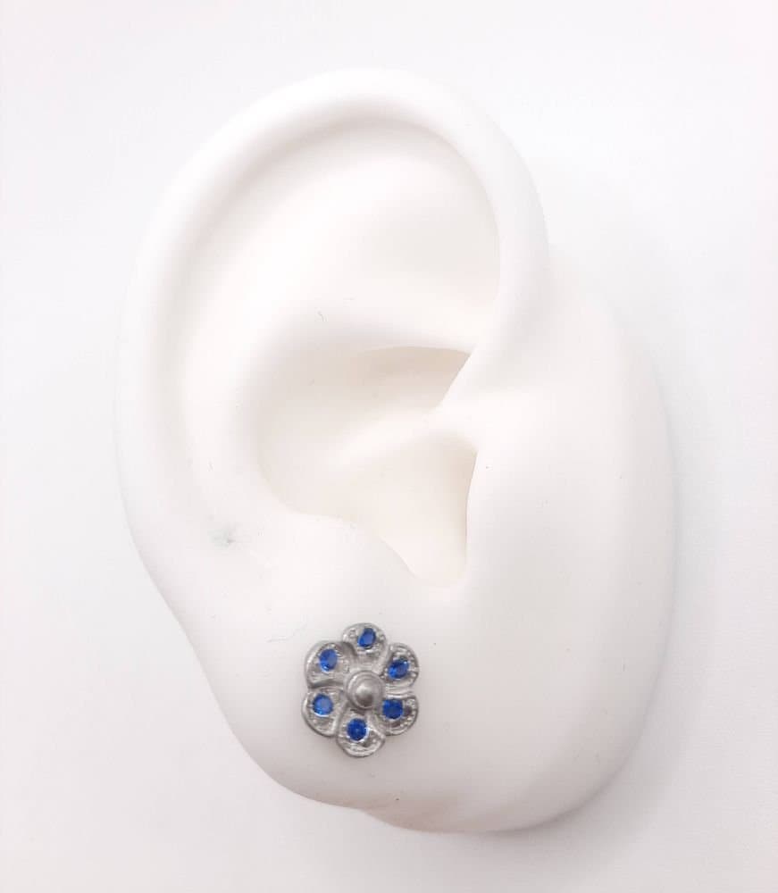 Brinco Flor Relevo  Cravejada miniatura 3