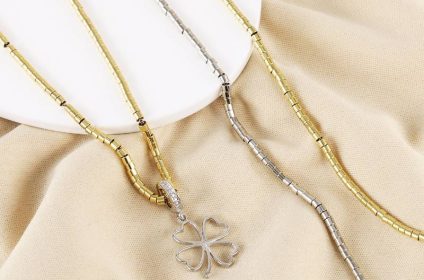 Libelula fabricante de semijoias em brutos